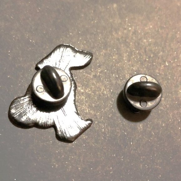 Dog Pin Pooping Enamel Brooch Funny Bag Charm Metal Badge Backpack Gag GIFT NEW - Picture 2 of 2